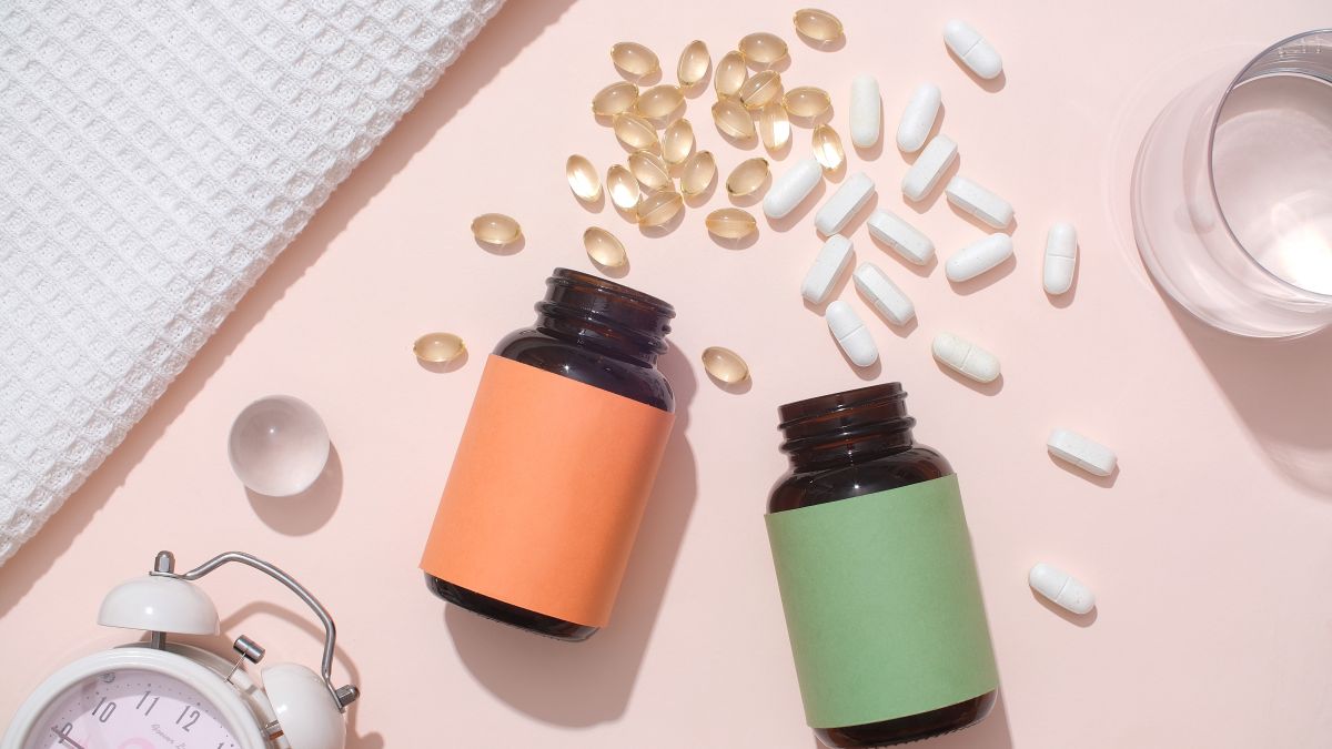 白い錠剤とビタミンカプセルの写真
