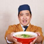 ラーメンを持つ男性