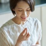 サプリメントを飲む女性